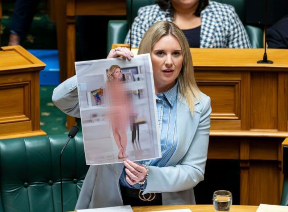 질랜드 액트당 소속 의원 로라 맥클루어가 자기 얼굴과 여성의 나체 사진을 합성한 딥페이크 이미지를 들고 있다. 액트당 엑스(X·옛 트위터) 캡처