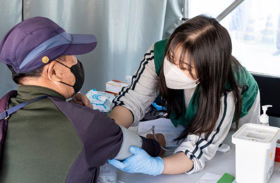 <사진 설명 : 마이다스아이티가 지원하는 취약계층 무료 진료소에서 환자가 진료를 받고 있다.>