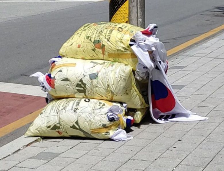 현충일에 쓰레기봉투에 담겨 버려진 태극기 /사진=연합뉴스(독자 제공)