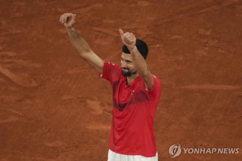 관중들에게 인사하는 노박 조코비치.연합뉴스