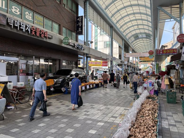 토요일과 겹친 5일장임에도 불구하고 비교적 한산해 보이는 7일 오전 언양알프스시장의 모습. 상인들은 시내버스 파업 여파로 방문객은 평일 장날 수준이라고 말했다. 사진=최수상 기자