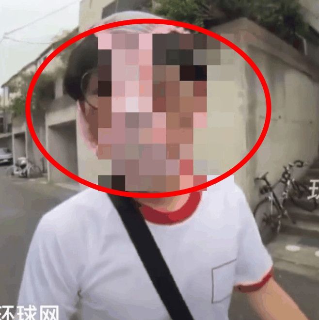 일본 지바현 이치카와시의 한 주택가에서 50대 남성이 여성용 속옷을 머리에 쓰고 생방송을 진행하다 경찰에 체포됐다.(사진=도우인)