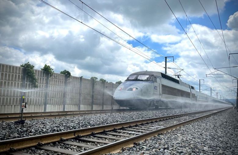 고속철도 자갈궤도 구간에서 폭염에 대응해 설치한 자동살수장치가 작동하는 모습.