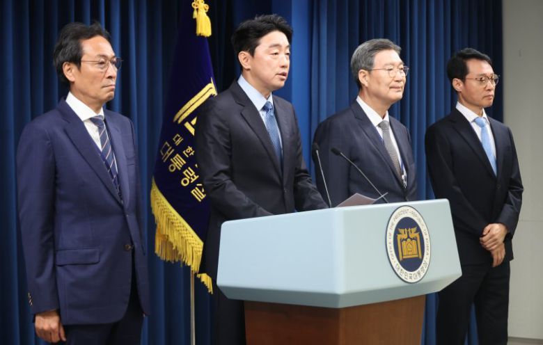 대통령실 강훈식 비서실장이 8일 서울 용산구 대통령실 청사에서 수석급 인선 발표를 하고 있다. 이재명 대통령은 이날 대통령실 정무수석비서관에 우상호 전 더불어민주당 의원, 민정수석비서관과 홍보소통수석비서관에 각각 오광수 대륙아주 변호사와 이규연 전 JTBC 대표를 임명했다. 왼쪽부터 우상호 정무수석, 강훈식 비서실장, 오광수 민정수석, 이규연 홍보소통수석 연합뉴스