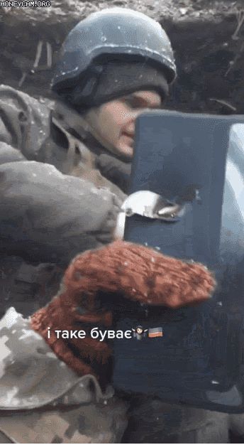 참전중인 우크라이나 병사가 갤럭시 브랜드로 추정되는 스마트폰을 건네보이고 있다. 이 기기에는 7.62mm 탄두가 박혀있다.