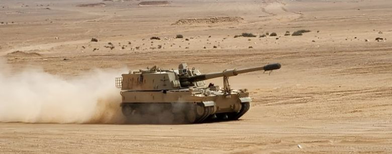 중동 사막을 달리고 있는 한화에어로스페이스의 'K9 자주포'. 한화에어로는 올해 도널드 트럼프 미국 행정부 출범 효과로 세계에서 세 번째로 큰 혜택을 본 수혜주로 꼽혔다. 한화에어로스페이스 제공