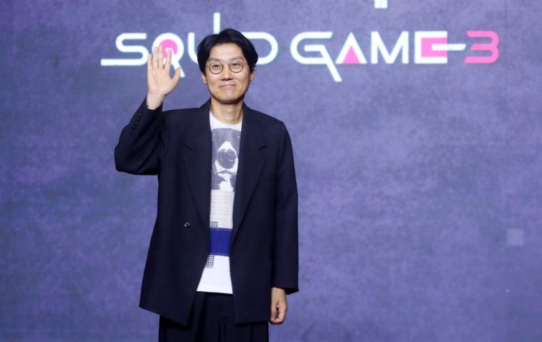 황동혁 감독이 9일 오전 서울 용산구 드래곤시티에서 열린 넷플릭스 시리즈 오징어게임 시즌3 제작발표회에서 포즈를 취하고 있다. 뉴시스