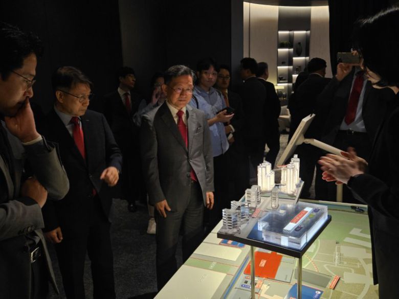 9일 정경구 HDC현대산업개발 대표이사(왼쪽 첫번째)가 홍보관을 방문해 모형도를 살펴보고 있다.                                    HDC현대산업개발 모형도(위)와 포스코이앤씨 모형도(아래). 사진=최가영 기자