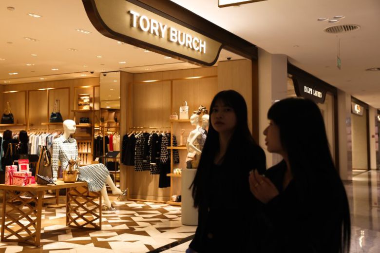 지난달 12일 중국 베이징에서 시민들이 쇼핑몰 내 가게 앞을 지나가고 있다.EPA연합뉴스