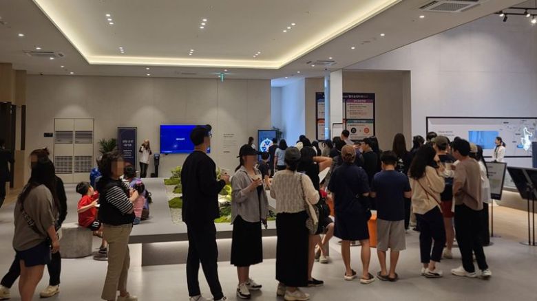 오산 세교 아테라 견본주택 방문객들이 줄을 지어 내부를 관람하고 있다. 금호건설 제공