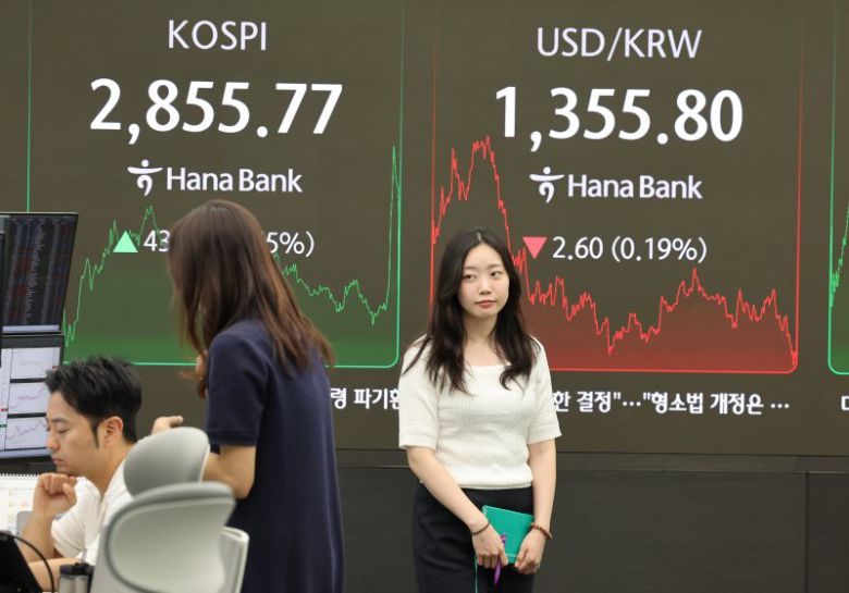 9일 서울 중구 하나은행 딜링룸에서 딜러들이 대화하고 있다. 이날 코스피종가는 전 거래일 대비 43.72포인트(1.55%) 오른 2,855.77로 집계됐다. 지난 2일부터 4거래일 연속 상승이다. /사진 연합뉴스