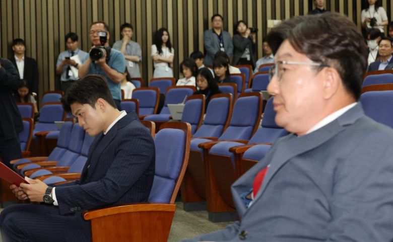 의원총회 연 국민의힘 대선 패배의 후유증에 시달리고 있는 국민의힘이 9일 서울 여의도 국회에서 의원총회를 열고 당 수습방안 등을 논의했다. 거취 논란이 일고 있는 김용태 비상대책위원장(앞줄 왼쪽)과 사퇴를 선언한 권성동 원내대표(앞줄 오른쪽)가 의총에 참석해 있다. 연합뉴스