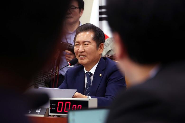 정청래 국회 법사위원장이 지난 5월 서울 여의도 국회에서 열린 법제사법위원회 전체회의에서 곽규택 국민의힘 의원의 발언을 들으며 미소짓고 있다. /사진=뉴시스