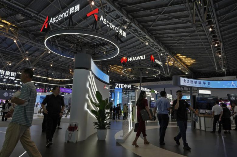 지난해 7월 4일 중국 상하이의 상하이 엑스포 센터에 중국 통신장비업체 화웨이와 화웨이의 인공지능(AI) 반도체 '어센드'의 간판이 설치되어 있다.AP연합뉴스