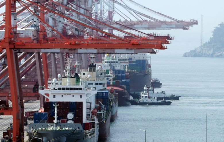 지난 1일 부산 남구 신선대부두에 컨테이너선이 접안하고 있다. 뉴시스