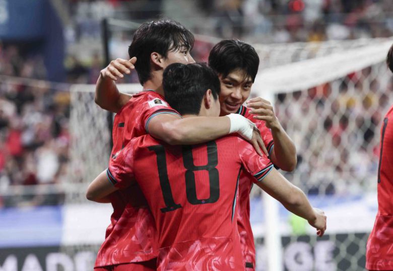 10일 서울 마포구 서울월드컵경기장에서 열린 2026 국제축구연맹(FIFA) 북중미월드컵 아시아 3차 예선 한국과 쿠웨이트의 경기, 한국 이강인이 두번째 골을 넣고 오현규, 전진우와 기쁨을 나누고 있다.뉴시스