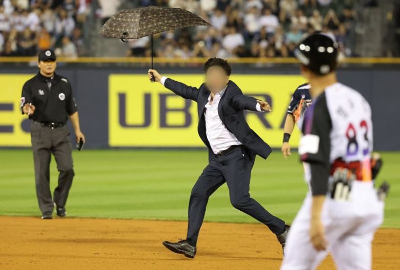 2024년 7월 19일 오후 서울 송파구 잠실야구장에서 열린 프로야구 '2024 신한 SOL 뱅크 KBO리그' 두산 베어스와 LG 트윈스의 경기, 5회말 2사 LG 오지환 타석 상황에서 경기장에 관중이 난입해 소동을 벌이고 있다./뉴스1