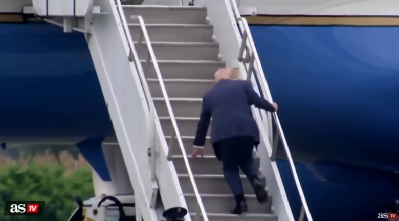 도널드 트럼프 미국 대통령이 지난 8일(현지시간) 미국 뉴저지주 모리스타운에서 대통령 전용기에 오르던 중 계단에서 주춤하고 있다.사진=유튜브 캡처