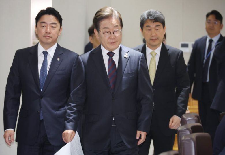 이재명 대통령이 10일 서울 용산 대통령실에서 국무회의에 입장하고 있다. 사진=연합뉴스                                    김용범(오른쪽) 정책실장과 류덕현 재정기획보좌관이 9일 서울 용산구 대통령실 청사에서 열린 2차 비상경제점검 태스크포스(TF)회의에 입장하고 있다. 사진=뉴시스