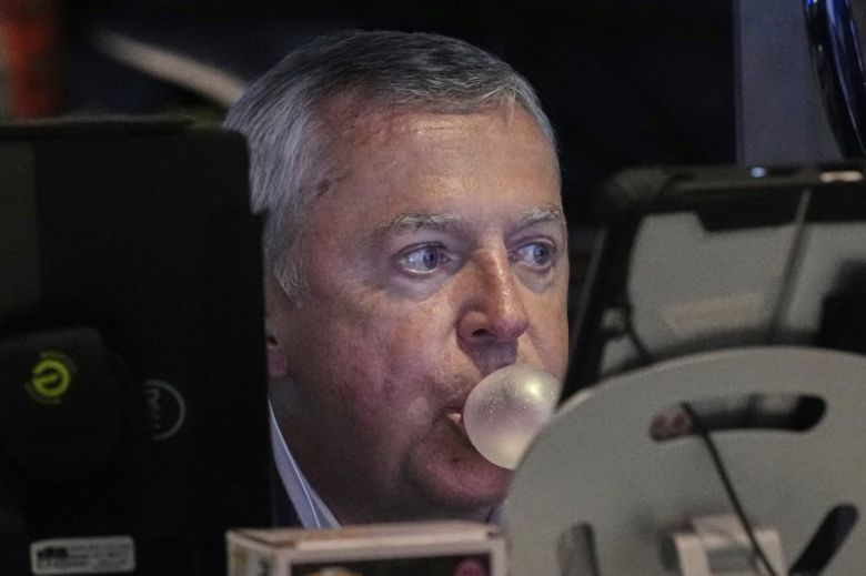 뉴욕 증시가 9일(현지시간) 영국 런던에서 열린 미국과 중국 간 무역협상 결과를 기다리며 혼조세로 마감했다. 이날 테슬라는 4.6% 급등해 이틀째 올랐다. AP 뉴시스