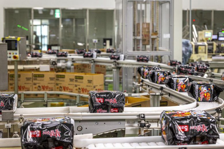 경남 밀양 제1공장에서 불닭볶음면이 생산되고 있다. 삼양식품 제공