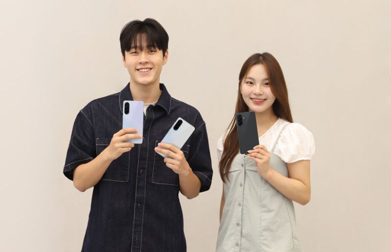 삼성전자 모델들이 새롭게 출시한 ‘갤럭시 A36 5G’를 소개하고 있다. 삼성전자 제공