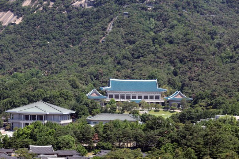 [서울=뉴시스] 김명원 기자 = 이재명 제21대 대통령은 대통령 집무실을 청와대로 이전할 예정인 가운데 청와대 개·보수 작업이 완료될 때까지는 당분간 용산 대통령실로 출근하게 된다. 윤석열 전 대통령이 2022년 5월 10일 대통령 집무실을 용산 국방부 청사로 공식 이전한 지 3년여 만에 '용산 시대'를 마감하고 청와대로 복귀한다. 4일 오전 서울 종로구에서 바라본 청와대 모습. 2025.06.04. kmx1105@newsis.com /사진=뉴시스