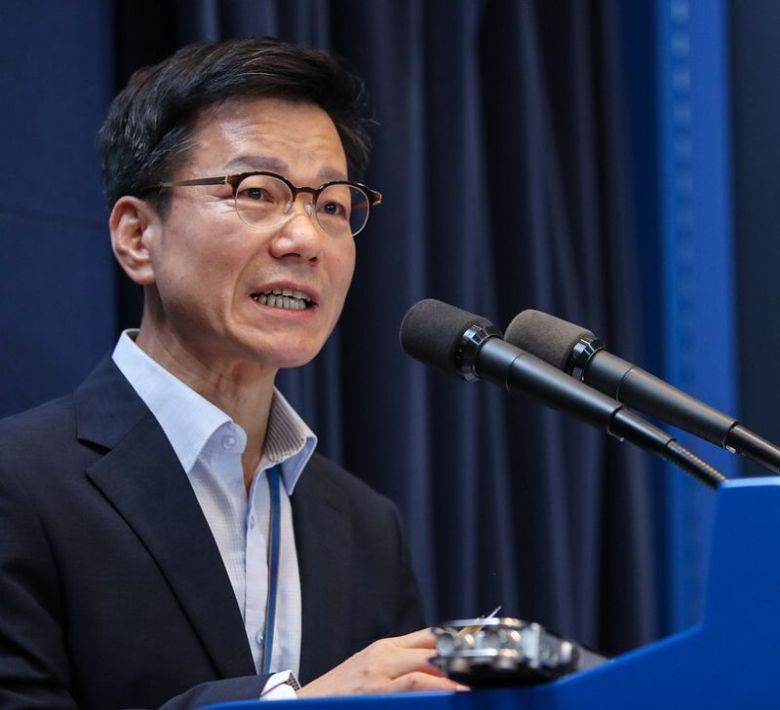 2018년 9월28일 이정도 당시 청와대 총무비서관이 청와대 춘추관에서 ‘업무추진비 의혹'과 관련한 해명 회견을 하고 있다. 연합뉴스