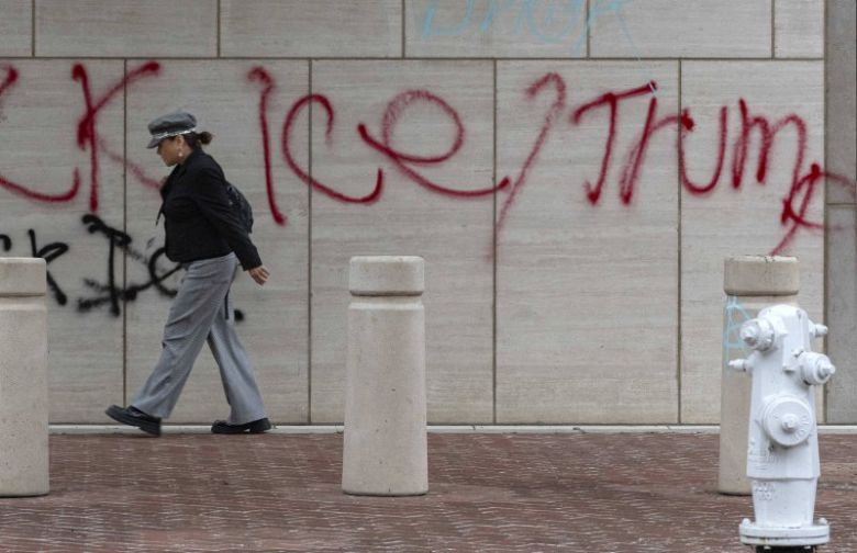 LA의 연방 정부 건물 벽에 트럼프 대통령을 비난하는 낙서가 그려져 있다. AP연합뉴스