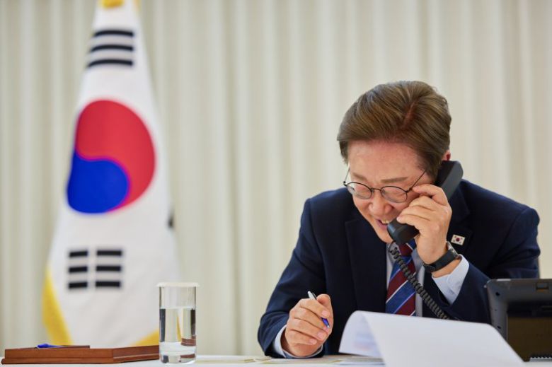 이재명 대통령이 6일 대통령실 관저에서 도널드 트럼프 미국 대통령과 전화 통화를 하고 있다. 미 국무부는 10일(현지시간) 브리핑에서 이 대통령의 리더십 아래에서 한미 동맹이 계속 번창할 것으로 확신한다고 밝혔다. 뉴스1