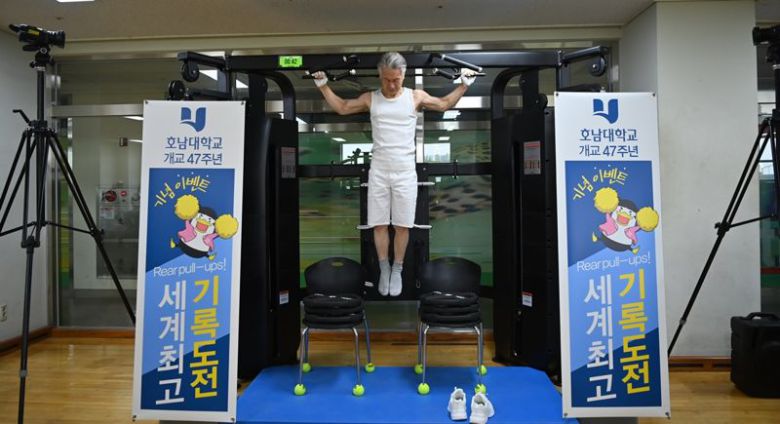 66세 나이에 '리어풀업 턱걸이' 세계 신기록 달성한 최성학 씨의 모습