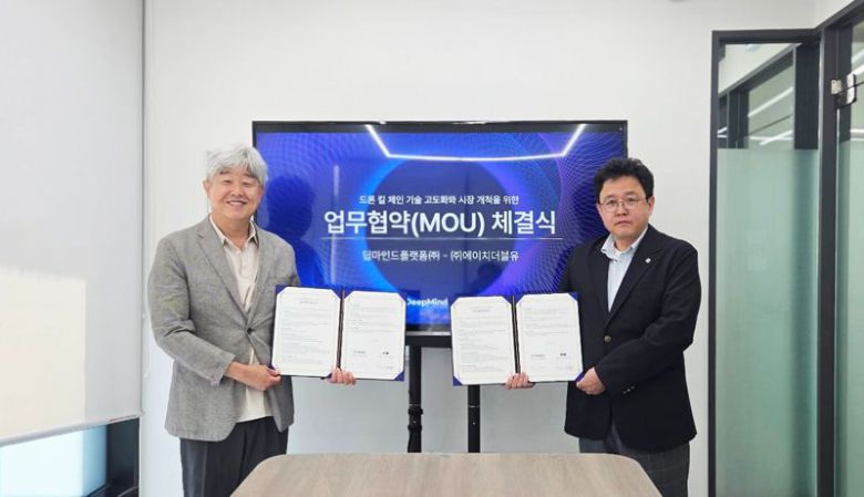 딥마인드플랫폼과 에이치더블유가 드론 킬 체인 기술 고도화와 시장 개척을 위한 업무협약(MOU)을 진행하고 있다. (왼쪽부터) 에이치더블유 이일영 부회장, 딥마인드 홍상혁대표. 딥마인드 제공