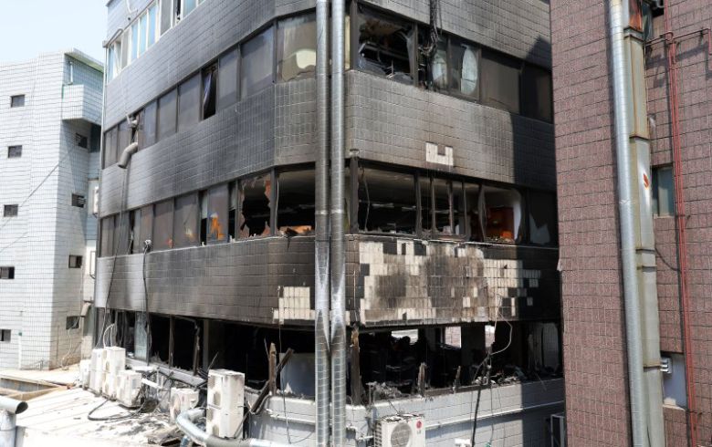 지난 3일 화재가 발생한 서울 중구 신당동의 한 봉제공장 건물이 검게 그을려 있다. /사진=뉴시스