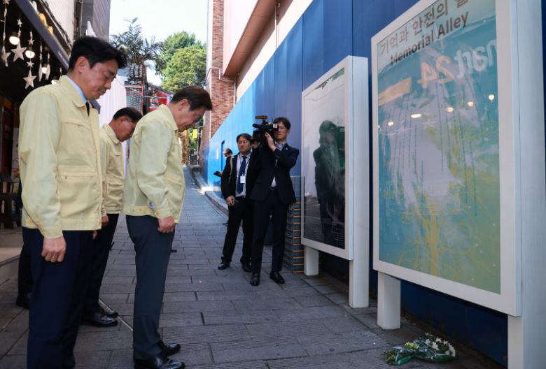 이재명 대통령, 이태원참사 현장 방문 (서울=연합뉴스) 홍해인 기자 = 이재명 대통령이 12일 서울 용산구 이태원 참사 현장 '10·29 기억과 안전의 길'에서 헌화 후 묵념을 하고 있다. 2025.6.12 hihong@yna.co.kr (끝)