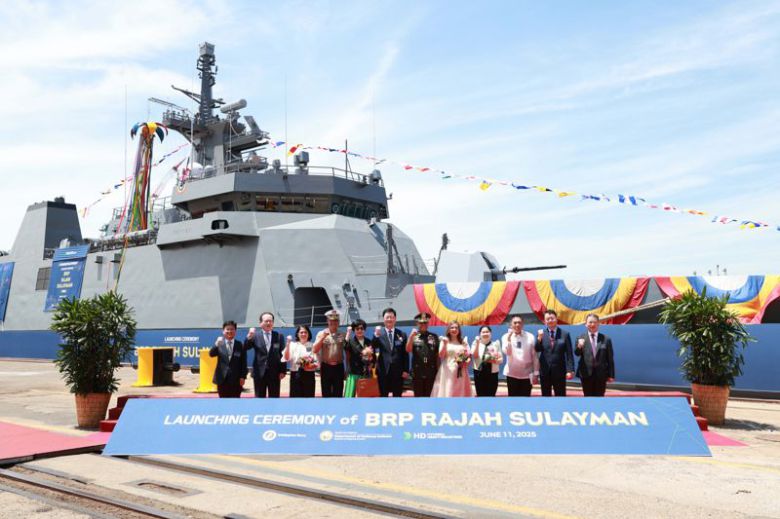 11일 HD현대중공업 울산 본사에서 실시한 2400t급 필리핀 원해경비함 ‘라자 술라이만’함의 진수식에서 HD현대중공업 주원호 특수선사업대표, 필리핀 로미오 브라우너(Romeo S. Brawner) 합참의장((사진 왼쪽 여섯 번째부터) 등이 포즈를 취하고 있다. HD현대중공업 제공