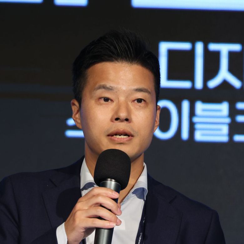 파이낸셜뉴스와 디지털자산거래소 공동협의체(DAXA)가 12일 서울 여의도 중소기업중앙회에서 공동주최한 '토크노미 코리아 2025'에서 서병윤 DSRV 미래금융연구소 소장 겸 CSO가 강연을 하고 있다. 사진=서동일 기자