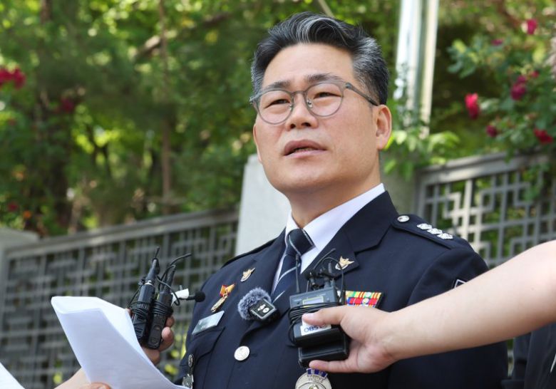 전 영등포경찰서 형사과장인 백해룡 경정이 12일 오전 서울 서초구 대검찰청 앞에서 '세관 마약밀수 연루 의혹'과 관련해 합동수사팀 출범에 대한 입장 발표를 하고 있다. 뉴시스