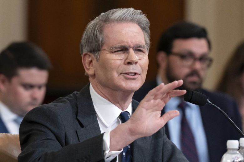 미국의 스콧 베선트 재무장관이 11일(현지시간) 미국 워싱턴DC 국회의사당에서 열린 하원 세입위원회 청문회에 출석해 발언하고 있다.AP뉴시스