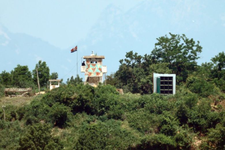 조용 12일 경기 파주시 자유로에서 바라본 북한 대남 방송 스피커 옆 초소에서 북한군이 경계 근무하고 있다. 이날 합동참모본부는 "오늘 북한의 대남 소음 방송이 청취된 지역은 없다"고 밝혔다. 연합뉴스