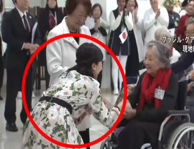 일본 내에서 ‘얼짱 공주’로 통하는 나루히토 일왕의 조카 가코 공주(30·붉은 원)가 지난 8일 브라질 공식 방문 중 착용한 원피스(왼쪽)가 화제다. 출처=닛칸스포츠, 비자지오블루