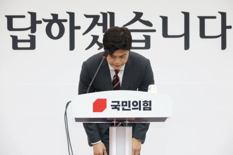 김용태 국민의힘 비상대책위원장이 12일 오전 서울 여의도 국회에서 기자회견을 마친뒤 인사하고 있다. 뉴스1