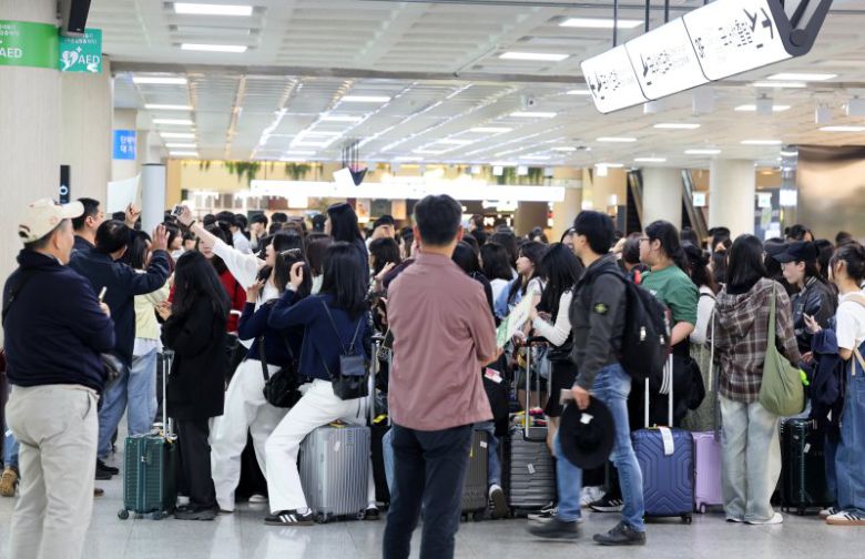 징검다리 연휴를 하루 앞둔 지난 4월 30일 제주공항이 관광객 등 입도객으로 붐비고 있다. 연합뉴스