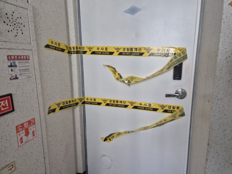 50대 여성이 흉기에 찔려 숨진 대구 달서구의 아파트 입구에 경찰 폴리스라인이 설치됐다.(독자 제공.재판매 및 DB 금지) /사진=뉴스1