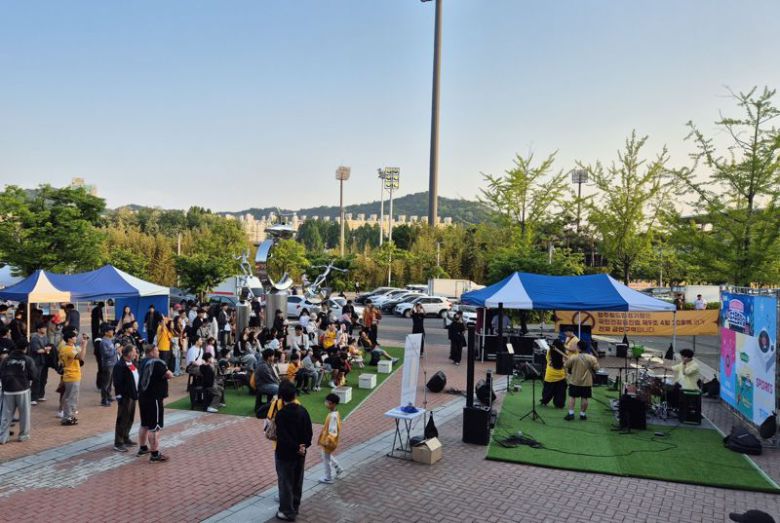 광주FC 홈경기가 열리는 날 광주월드컵경기장 남문게이트 앞에서 펼쳐지는 특별 문화이벤트 '스포츠 문화마실' 모습