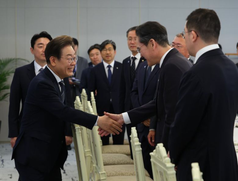 이재명 대통령이 13일 서울 용산 대통령실에서 열린 6경제단체와 기업인 간담회에 입장하며 이재용 삼성전자 회장과 악수하고 있다. /사진=뉴시스화상