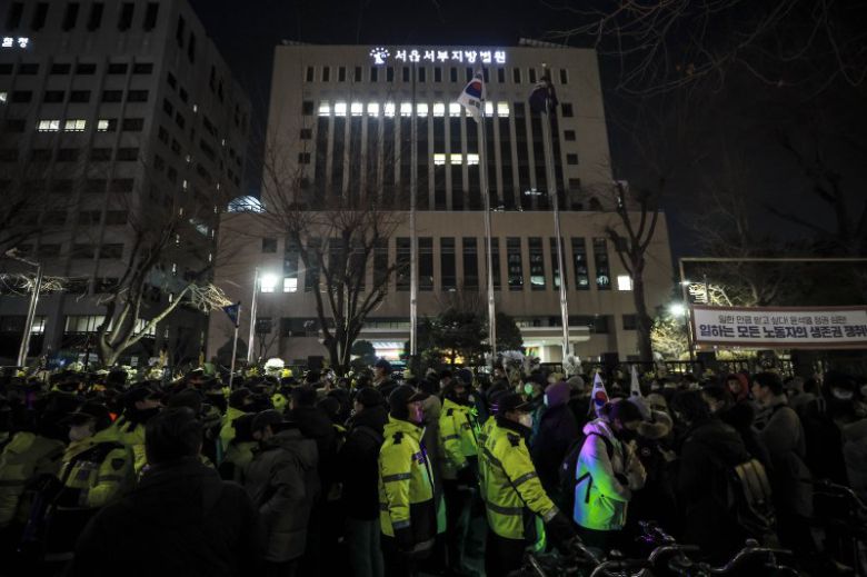 지난 1월 17일 공수처가 윤석열 대통령에 대한 구속영장을 청구한 17일 서울 마포구 서울서부지방법원 앞에 모인 윤석열 대통령 지지자들이 경찰과 대치하고 있다. /사진=뉴시스
