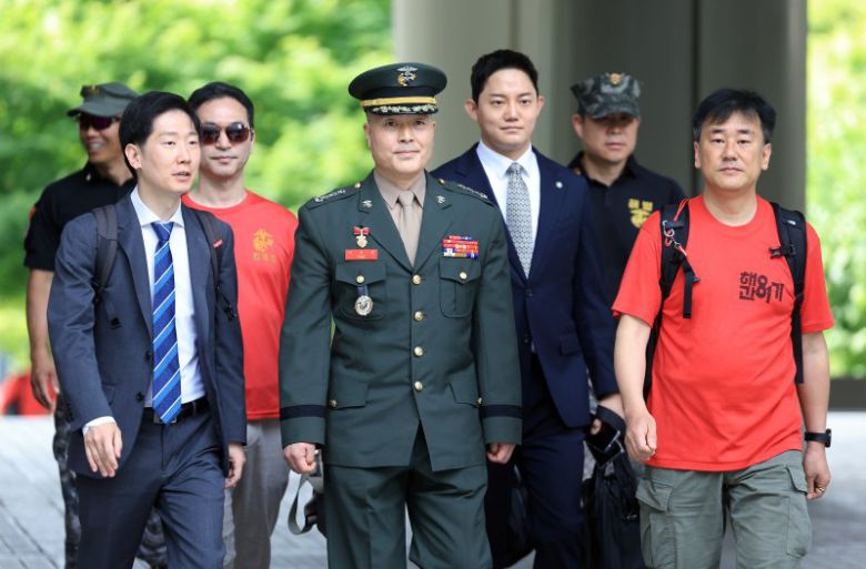 해병대 '채 상병 순직 사건'과 관련해 항명 및 상관명예훼손 혐의로 기소된 박정훈 전 해병대 수사단장(대령)이 13일 서울 서초구 서울고등법원에서 열린 항소심 첫 공판에 출석하고 있다. /사진=뉴스1