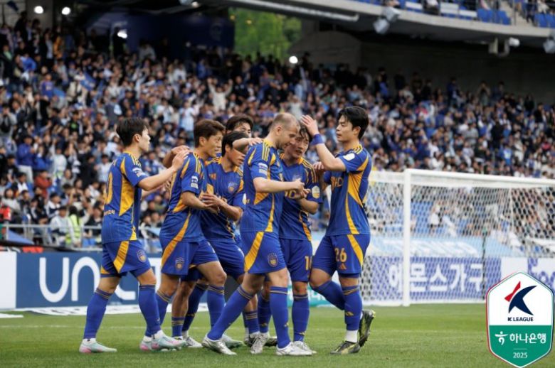 프로축구 울산이 15일 개막한 클럽월드컵에 참여한다. 울산은 도르트문트. 마멜로디, 플루미넨시와 한조가 됐다. 연합뉴스