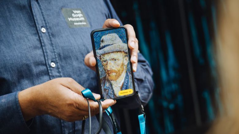 반고흐 미술관 직원이 오디오 가이드 기기로 쓰이는 갤럭시 S25+를 들어보이고 있다. 삼성전자 제공