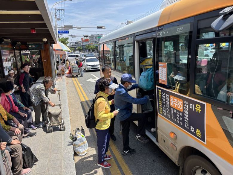 울산 시내버스 파업이 시작된 7일 언양 5일장 앞 버스정류장에서 노인들이 막 도착한 마을버스에 탑승하고 있다. 일반 시내버스가 운행을 멈추면서 언양 5일장을 찾은 노인들은 대부분 30분 이상씩 기다리다가 마을버스를 이용해 겨우 귀가했다. 사진=최수상 기자